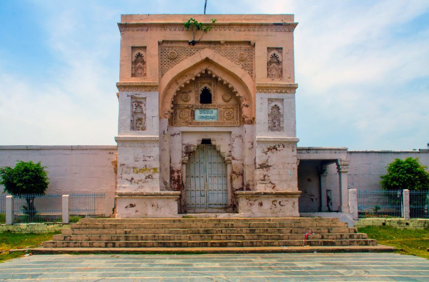 Lal Darwaja, Jaunpur, Uttar Pradesh - Vushii.com Lal Darwaja, Jaunpur, Uttar Pradesh - Vushii.com